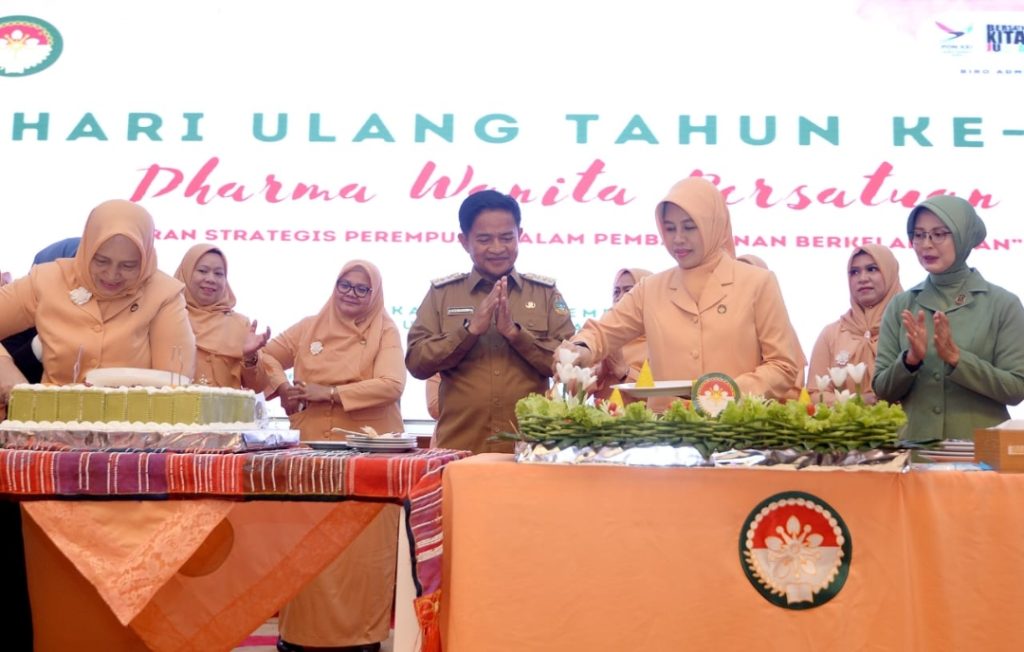 Pj Gubernur Sumatera Utara (Sumut) Hassanudin didampingi oleh Pj Ketua TP PKK Dessy Hassandin menghadiri puncak perayaan Hari Ulang Tahun ke-24 Dharma Wanita Persatuan Provsu Tahun 2023 di Aula Raja Inal Siregar Lantai 2 Kantor Gubernur Sumut Jalan Diponegoro Nomor 30 Medan. Senin (11/12).