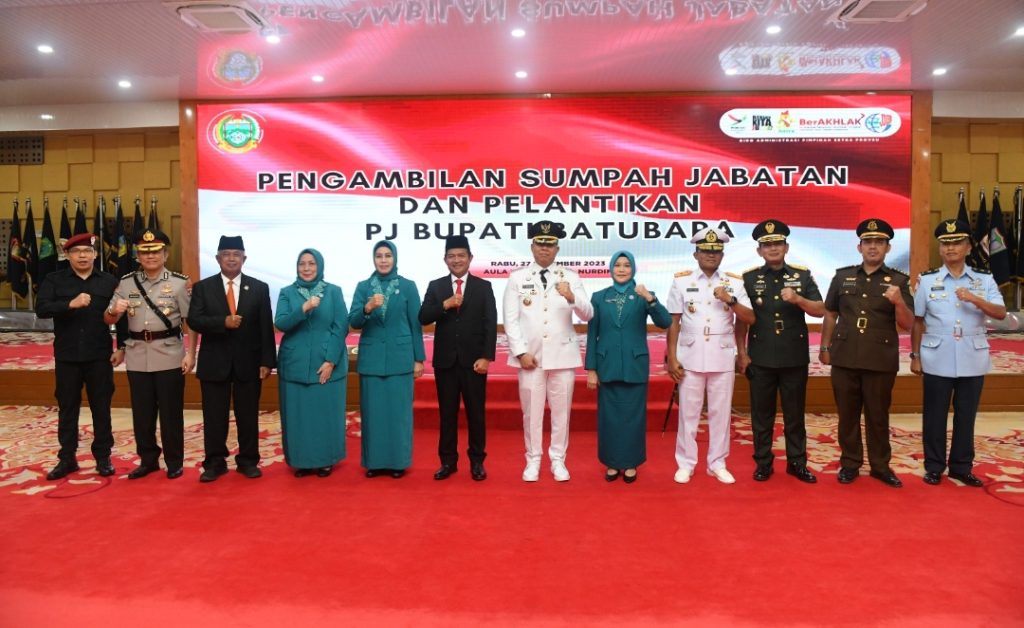 Pelantikan PJ Bupati BatubaraPj Gubernur Sumut Hassanudin melantik Nizhamul sebagai Pj Bupati Batubara di Aula Tengku Rizal Nurdin, Rumah Dinas Gubernur Sumut, Jalan Sudirman No. 41, Medan, Rabu (27/12/2023). (Foto : Dinas Komunikasi dan Informatika Provinsi Sumut / Imam Syahputra).