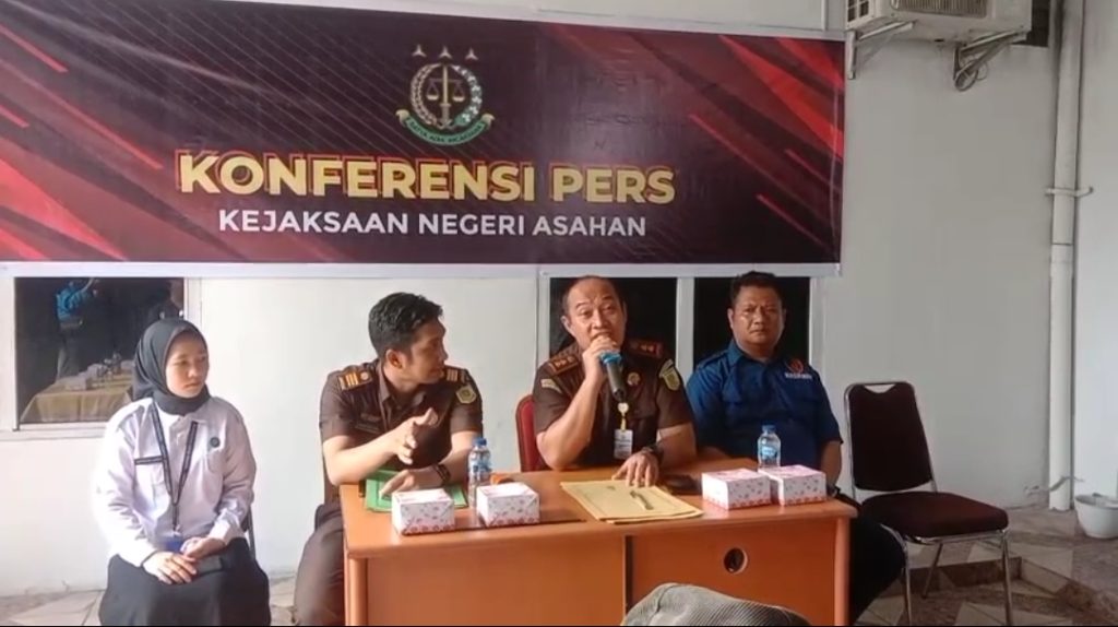 Kajari Asahan di dampingi Kasintel Kejaksaan Aldo Marbun dan Kasat Reskrim Polres Asahan AKP Rianto SH.