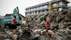 Pencarian 10 korban banjir bandang di Humbahas, Sumut, melibatkan anjing pelacak. (Foto: Handout / Indonesia's National Disaster Agency / AFP)