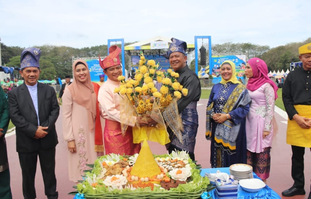 Penjabat (Pj) Gubernur Sumatera Utara (Sumut) Hassanudin didampingi Penjabat (Pj) Ketua TP PKK Provinsi Sumut Dessy Hassanudin menghadiri perayaan HUT ke-274 Kabupaten Langkat di Lapangan Alun-alun Tengku Amir Hamzah Stabat, Rabu (17/1/2024)