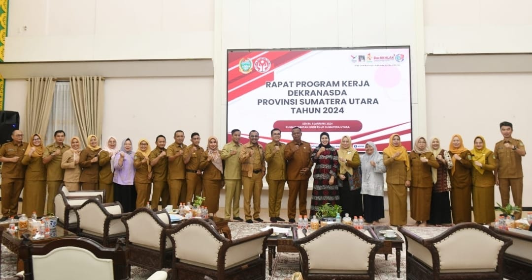 Pj Ketua Dekranasda Provinsi Sumut Dessy Hassanudin rapat tentang Program Dekranasda Sumut 2024, bersama Kepala Dinas Perindustrian Perdagangan Energi dan SDM yang juga Ketua Harian Dekranasda, Mulyadi Simatupang, Ketua DWP yang juga Wakil Ketua Harian Dekranasda Sumut Dian Arief S Trinugroho, Kepala Dinas Kominfo Sumut Ilyas Sitorus, Kepala Dinas Koperasi & UKM Naslindo, Kepala Dinas Pemberdayaan Perempuan, Perlindungan Anak dan KB Manna Wasalwa Lubis, dan Sekretaris Dekranasda Sumut Hasnah Lelly Siregar, di Hall Rumah Dinas Gubernur Sumut, Jalan Sudirman 41, Medan, Senin (8/1).