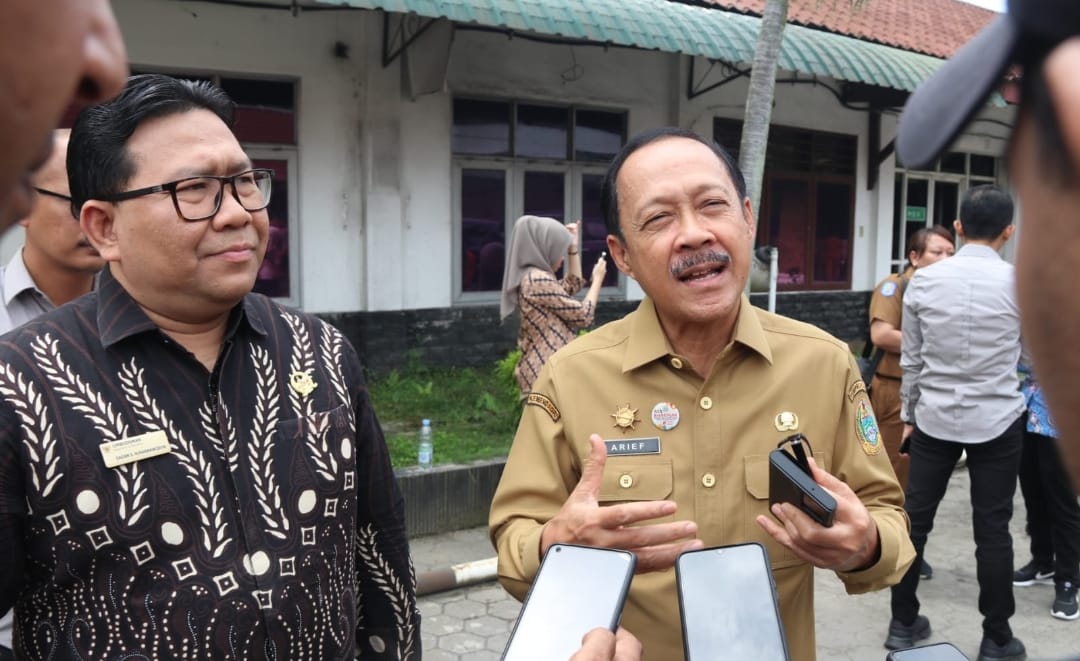 Sekretaris Daerah Provinsi Sumatera Utara (Sumut) Arief S Trinugroho menghadiri Penyerahan Hasil Penilaian Publik di 34 Pemerintah Daerah se Sumut Tahun 2023 yang diselenggerakan oleh Ombudsman Republik Indonesia (RI) di Kantor Perwakilan Ombudsman Provinsi Sumut (Kantor Eks R.S Paru Prov.Sumut) Jalan Asrama Nomor 18 Medan, Selasa (23/1/2024).