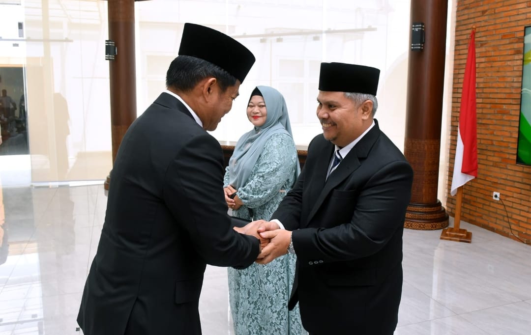 Pj Gubernur Sumut Hassanudin melantik Armansyah sebagai Wakil Ketua III Badan Amil Zakat Nasional (Baznas) Sumut, Pengganti Antarwaktu (PAW) sisa masa jabatan 2022 – 2027, di Pendopo lantai 9 Kantor Gubernur Sumut, Jalan Diponegoro Nomor 30, Medan, Senin (15/1/2024).