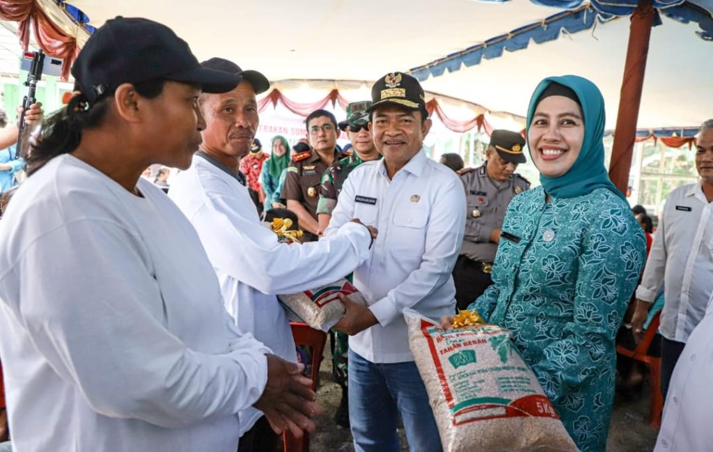 Penjabat (Pj) Gubernur Sumatera Utara (Sumut) Hassanudin didampingi Pj Ketua TP PKK Sumut Dessy Hassanudin pada kegiatan ‘Sumut Menanam’ di Desa Ononamolo, Gunungsitoli, Kamis (25/1).