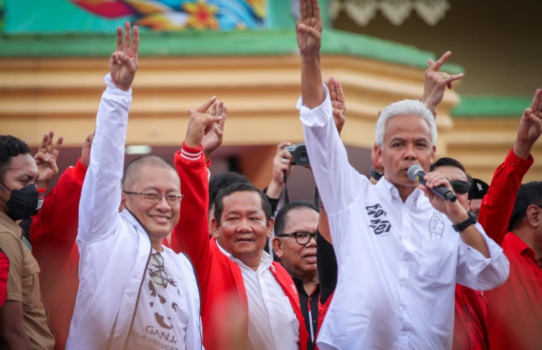 Capres Ganjar Pranowo bersama Ketua TPD Ganjar-Mahfud Sumut, Paul Baja M Siahaan dalam kampanye akbar terbuka di Lapangan Astaka, Jalan Pancing Kabupaten Deli Serdang, Minggu 28 Januari 2024. IST