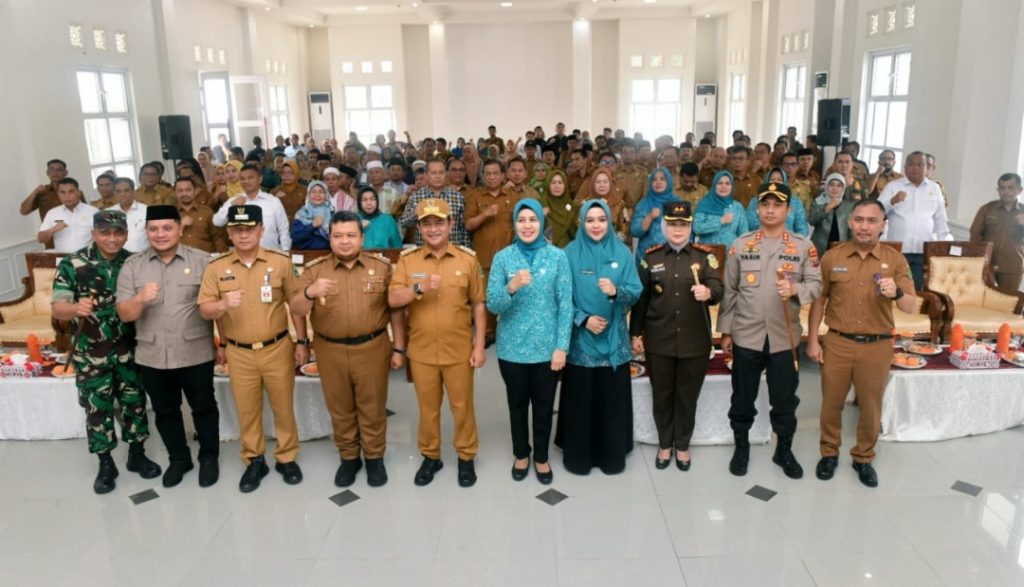 Pj Gubernur Sumut Hassanudin bersama Pj Ketua TP PKK Sumut Dessy Hassanudin silaturrahmi dengan Tokoh Masyakarat Tapanuli Selatan di Aula Mess Pemprov Sumut, Kota Sipirok, Kabupaten Tapanuli Selatan, Selasa (30/1/2024). Pada kegiatan tersebut Pj Gubernur Sumut juga memberikan bantuan Alat Mesin Pertanian dan Bibit Tanaman kepada Kelompok Tani Tapanuli Selatan, dan melakukan Penanaman Pohon dalam rangka Gerakan Sumut Menanam.