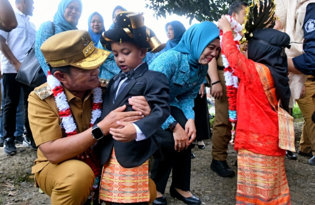 Pj Gubernur Sumut Hassanudin dan Pj Ketua TP PKK Sumut Dessy Hassanudin mengunjungi Posyandu Sawo dan PAUD Al-Hidayah, Desa Panompuan Jae, Kecamatan Angkola Timur, Kabupaten Tapanuli Selatan, Selasa (30/01/2024).