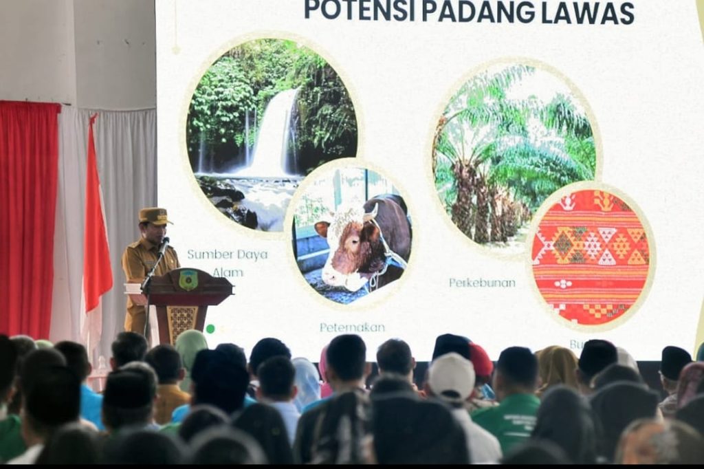 Pj Gubernur Sumut Hassanudin bersilaturrahmi bersama Tokoh Masyarakat, Tokoh Agama dan Guru di GOR Palas Bercahaya, Sibuhuan, Kabupaten Padanglawas, Selasa (30/1/2024).