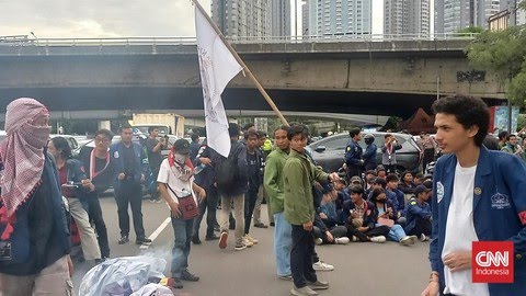 Arus lalu lintas jalan Tomang Raya menuju harmoni tersumbat imbas blokade jalan yang dilakukan oleh massa yang memutuskan untuk berhenti dan berorasi. (CNN Indonesia/Hisyam Naufal)