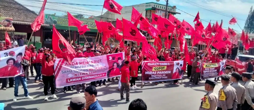 Massa PDI Perjuangan Dairi berdemo ke kantor Bupati, buntut pencopotan bendera partai yang diduga dilakukan personil Satpol PP. Aksi yang turut didukung aktivis mahasiswa itu dilakukan sebagai bentuk perlawanan terhadap kezoliman dan diskriminasi, Selasa (6/2/2024) (DETEKSI.co/Parulian Phsp Nainggolan)