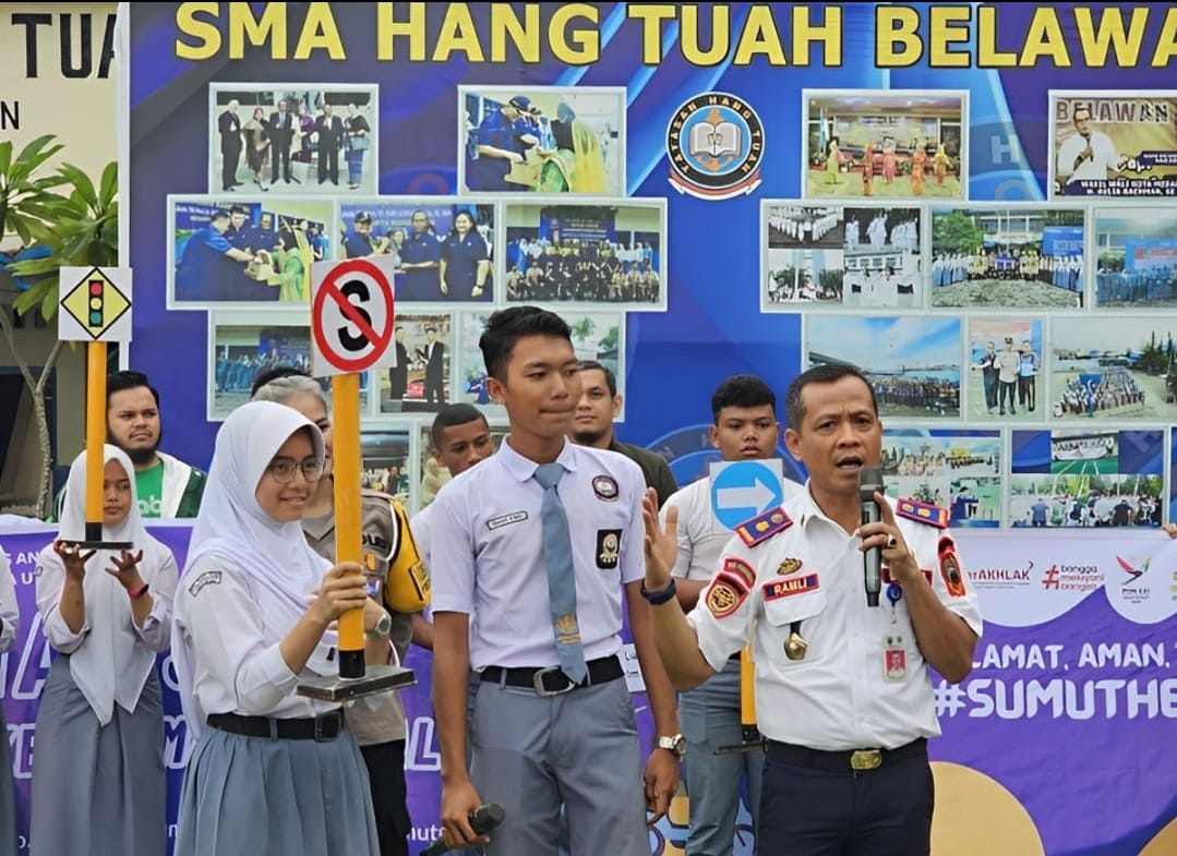 Kepala Bidang Lalu Lintas Jalan, Dishub Sumut, Ramli Simamora mengedukasi ratusan siswa SMA Hang Tuah Belawan.