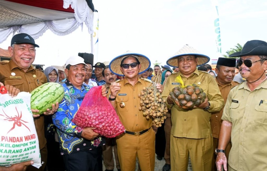 Pj Gubernur Sumut Hassanudin memberikan bantuan secara simbolis kepada para Petani yang tergabung dalam Kelompok Tani Sriwangi pada acara Panen Sawah Padi di Desa Wonosari, Kecamatan Tanjungmorawa, Kabupaten Deliserdang, Selasa (27/2/2024). Pada kesempatan ini, Pj Gubernur Sumut juga menerima hadiah berupa hasil panen dari Para Petani.