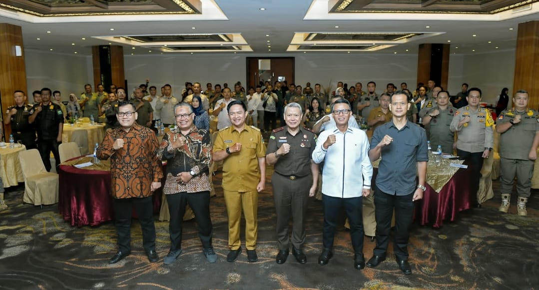 Pj Gubernur Sumut Hassanudin membuka Rapat Koordinasi dengan Stakeholder dan Peserta Pemilu Terkait Pelaksanaan Pengawasan Pemilu dan Pengawasan Tahapan Masa Tenang Pemilu Tahun 2024 yang diselenggarakan oleh Badan Pengawas Pemilu (Bawaslu) Sumut di Ballroom Hotel Le Polonia, Jalan Sudirman, Medan, Selasa (6/2/2024).