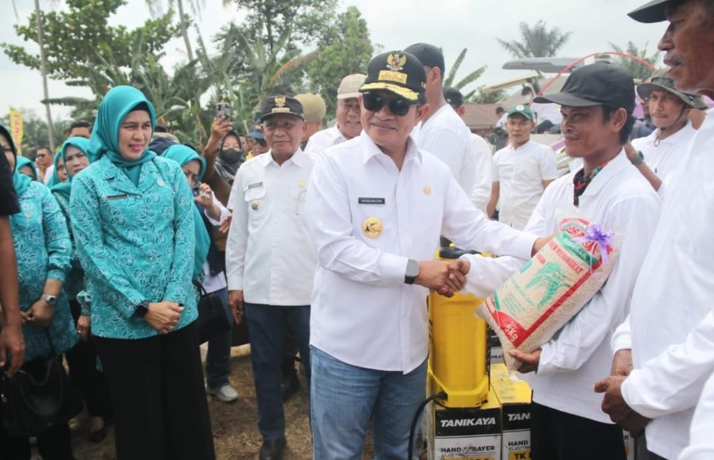 Penjabat (Pj) Gubernur Sumatera Utara Hassanudin didampingi Pj Ketua TP PKK Provinsi Sumut Dessy Hassanudin melakukan penanaman cabai dalam rangka "Gerakan Sumut Menanam" pada rangkaian acara Pra Musrenbang Provinsi Sumatera Utara Tahun 2025 di Desa Serdang, Kecamatan Meranti, Kab.Asahan.