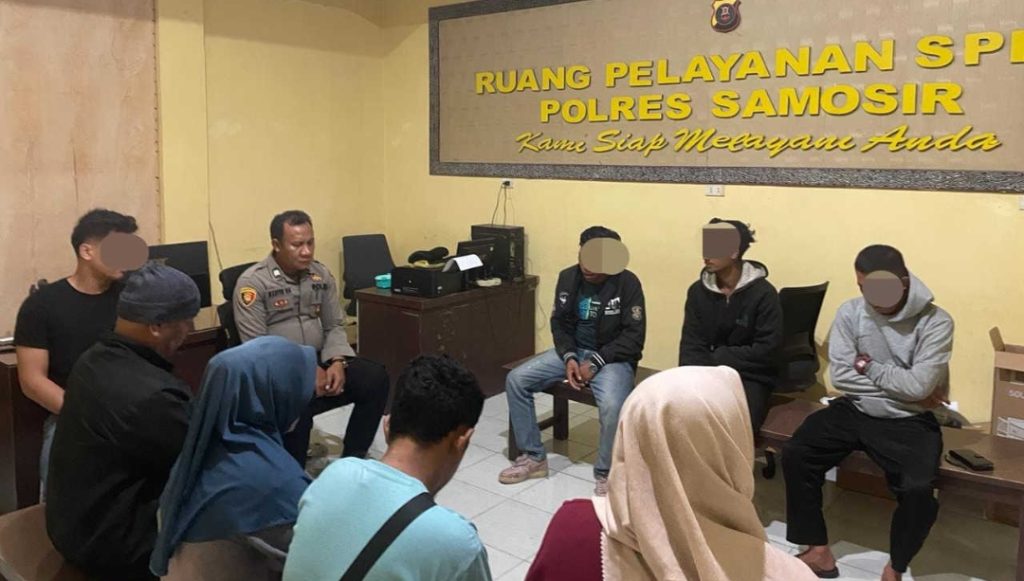 Keterangan foto : Mediasi di ruang SPKT Polres Samosir (DETEKSI.co/Hotdon Naibaho).