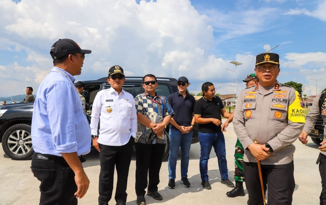 Pj Gubernur Sumatera Utara Hassanudin bersama Kapolda Sumut Irjend Pol Agung Setia Effendi, meninjau venue F1 Powerboat di Dermaga Pelabuhan Mulia Raja Napitupulu, Balige, Jumat (23/2). F1 Powerboat World Championship akan kembali diselenggarakan di Blaige pada 2-3 Maret 2024 mendatang.