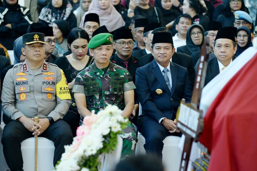 Pj Gubernur Sumatera Utara (Sumut) Hassanudin memberikan penghormatan terakhir atas berpulangnya Ketua DPRD Provinsi Sumut Baskami Ginting ketika disemayamkan di Gedung DPRD Provinsi Sumut Jalan Imam Bonjol Nomor 5 Kota Medan, Sabtu (10/2).