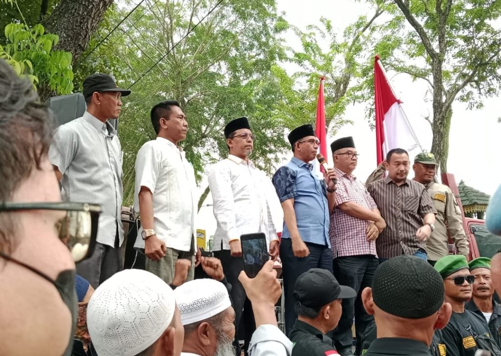 Massa aksi tuntut lengserkan Presiden Jokowidodo.