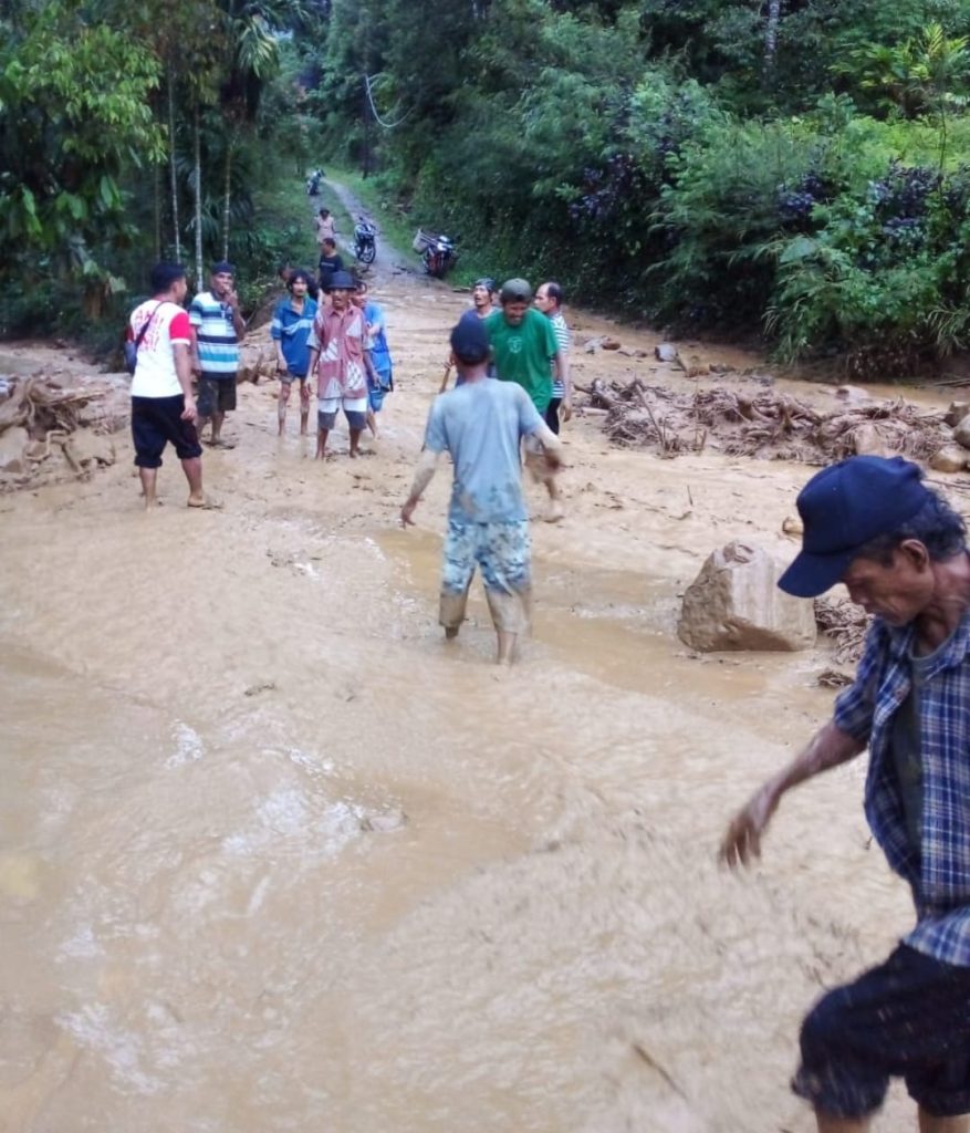 Batu dan lumpur menutup permukaan jalan dampak banjir bandang di Dusun Batu Gualan Desa Sempung Polling Kecamatan Lae Parira Kabupaten Dairi, Jumat (29/2024). (istimewa)