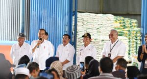 PJ Gubernur Sumatra Utara Hassanudin mendampingi Presiden Republik Indonesia Joko Widodo pada kunjungan kerja Presiden di Gudang Bulog Bakaran Batu, Rantau Parapat, Jum'at (15/3).