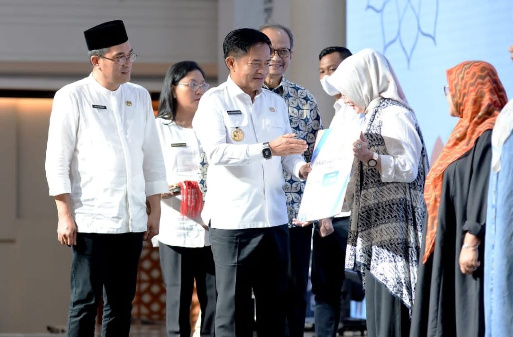 Pj Gubernur Sumatera Utara (Sumut) Hassanudin menyampaikan sambutan pada acara Fasilitasi Pengurusan Sertifikat Halal Self Declare kepada 1.000 pelaku Usaha Mikro dan Kecil melalui Dinas Koperasi, Usaha Kecil dan Menengah Provinsi Sumut di Aula Raja Inal Siregar, Kantor Gubernur Sumut Jalan Diponegoro Nomor 30 Medan, Rabu (20/3). Fasilitasi ini terselenggara atas kerjasama dengan Kementerian Koperasi dan Usaha Kecil Menengah Republik Indonesia dalam mewujudkan wajib Halal Oktober 2024.