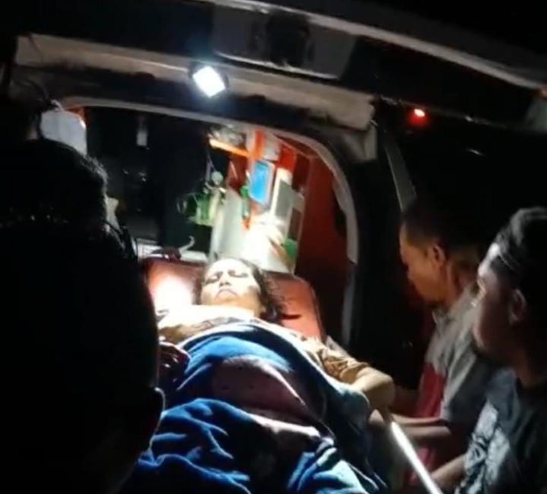 Salah seorang warga Kecamatan Simuk yang terjangkit penyakit malaria tiba di Pelabuhan Lama Telukdalam, Rabu (27/3/2024) malam dievakuasi menggunakan mobil ambulance menuju RS Thomsen Gunungaitoli untuk mendapatkan perawatan.