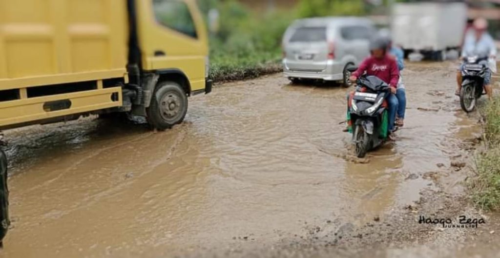 Salah satu titik jalan Provinsi di Kelurahan Moawo Gunungsitoli menuju Nias Utara yang rusak parah selama 3 tahun terakhir, Jumat (22/3/2024) (istimewa)