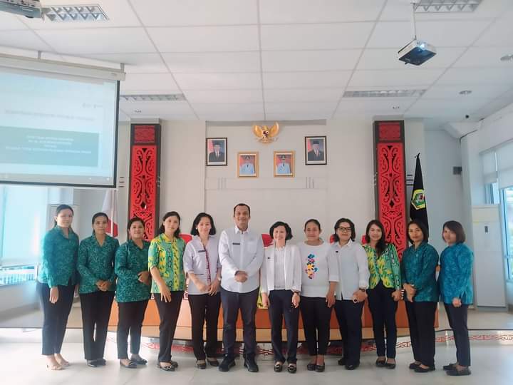 Keterangan gambar : Kabid Kesmas Dinkes Provinsi Sumut, Hamid Rijal didampingi Kadis Kesehatan Samosir, Dinas Hutapea berpose bersama setelah rapat persiapan penerapan ILP di Aula Kantor Bupati Samosir.(DETEKSI.co/hotdonnaibaho).