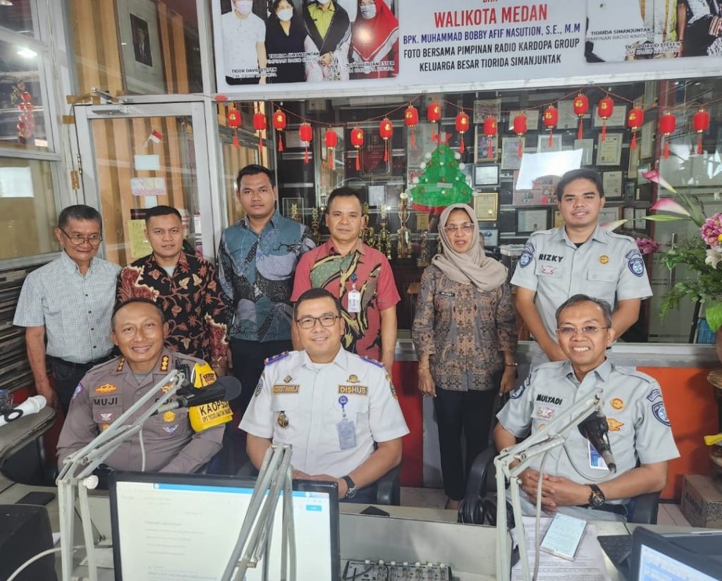 Dirlantas Polda Sumut Kombes Muji Ediyanto, Kadishub Sumut Agustinus Panjaitan dan Kepala Jasa Raharja Sumut Mulyadi dalam sebuah acara talkshow tentang kesiapan penyelenggaraan mudik Lebaran 2024 di satu studio stasiun radio terkemuka di Medan.