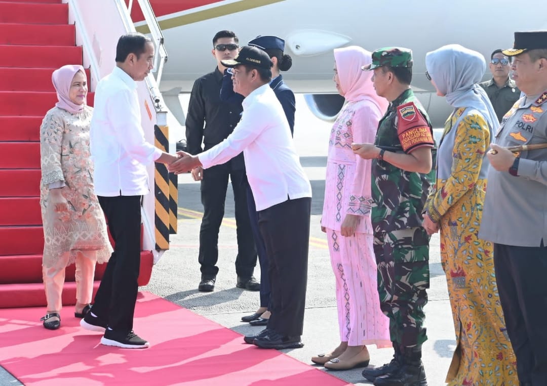 Pj Gubernur Sumut Hassanudin beserta istri menyambut kedatangan Presiden RI Joko Widodo didampingi Ibu Negara Iriana Joko Widodo, saat tiba di Bandara Internasional Kualanamu, Kabupaten Deliserdang, Provinsi Sumatera Utara (Sumut), Kamis (14/3), sekitar pukul 09.15 WIB, dalam rangka kunjungan kerja.