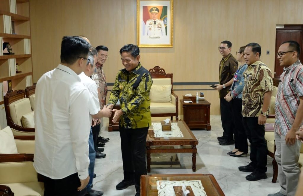 Penjabat (Pj) Gubernur Sumatera Utara (Sumut) Hassanudin menerima audiensi Perhimpunan Masyarakat Indonesia Tionghoa Sumatera Utara (MITSU) di ruang kerjanya, Kantor Gubernur, Jalan Pangeran Diponegoro Nomor 30 Medan, Jumat (22/3).