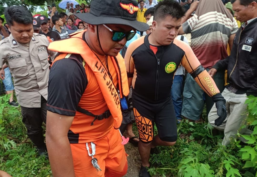 Petugas mengevakuasi jasad Robin Simanjorang yang ditemukan meninggal dunia, di Perairan Danau Toba di Tao Silalahi Desa Paropo Kecamatan Silahisabungan Kabupaten Dairi Kamis (7/3/2024). (istimewa)