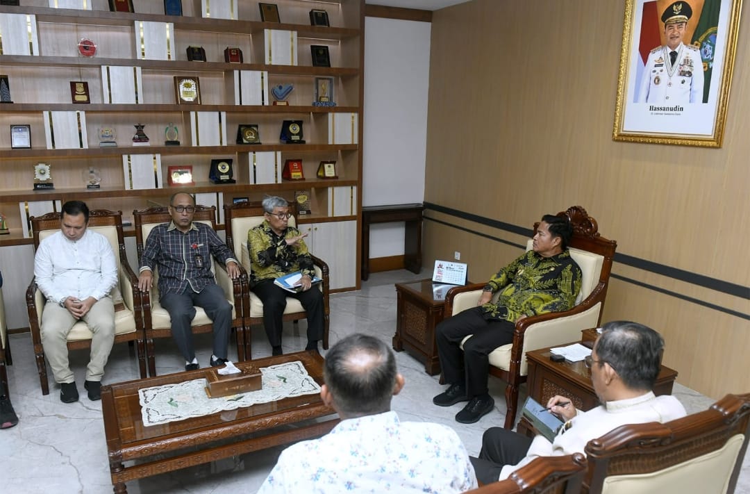 Pj Gubernur Sumut Hassanudin didampingi Kepala Dinas Komunikasi dan Informatika Provinsi Sumut Ilyas Sitorus menerima Audiensi Komisioner Komisi Informasi Provinsi Sumut dalam rangka menyerahkan Laporan Tahunan Komisi Informasi Provinsi Sumut di Ruang Kerja Gubernur Sumut, lantai 10 Kantor Gubernur Sumut, Jalan Diponegoro No. 30, Medan, Jum'at (22/3/2024).