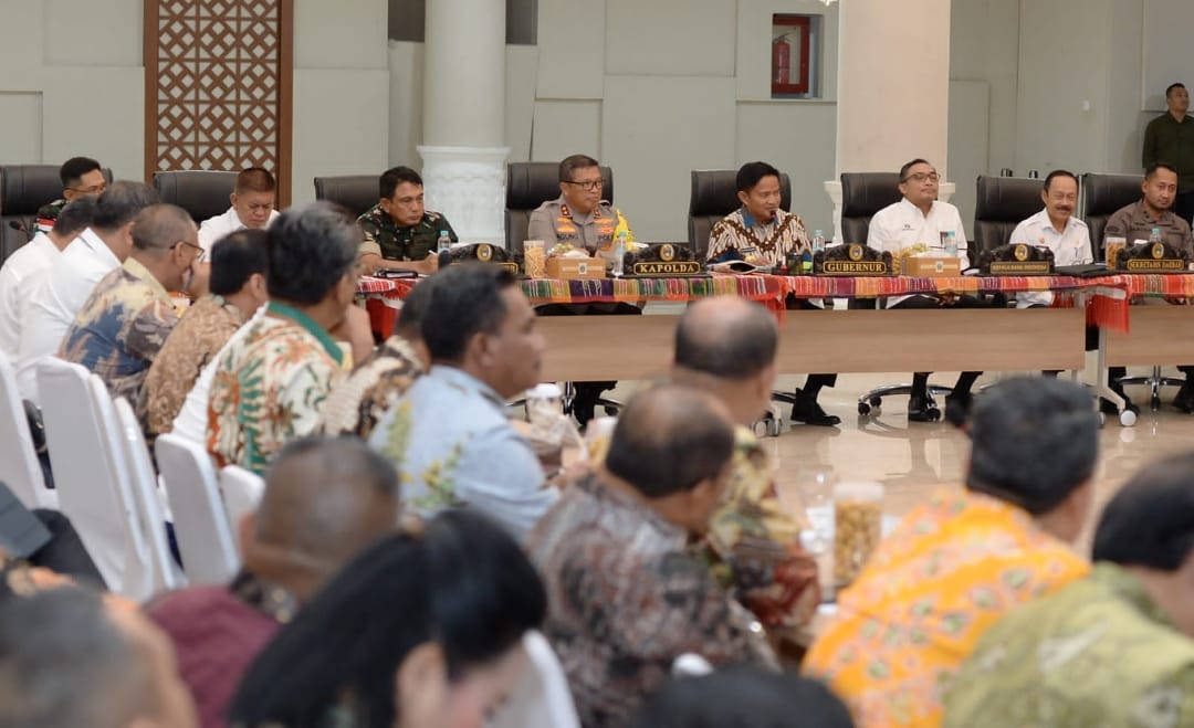 Pj Gubernur Sumatera Utara (Sumut) Hassanudin memimpin rapat High Level Meeting Tim Pengendalian Inflasi Daerah (TPID) dan Tim Percepatan Perluasan Digitalisasi Daerah (TP2DD) di Aula Raja Inal Siregar Lantai 2 Kantor Gubernur Sumut Jalan Diponegoro Nomor 30 Medan, Kamis (7/3).