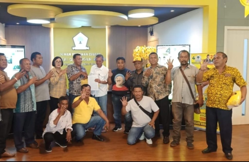 Pengurus Kecamatan (PK) Partai Golkar menyerahkan surat pernyataan mosi tidak percaya atas kepemimpinan Eddy Keleng Ate Berutu sebagai Ketua DPD Golkar Dairi dan permintaan pelaksanaan musdalub Golkar Dairi kepada DPD Golkar Sumut, Kamis (29/2/2024) (istimewa)