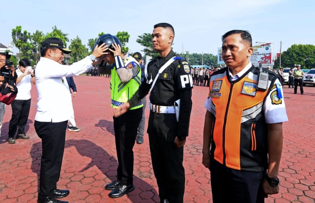 Pj Gubernur Sumut Hassanudin mengikuti Apel Gelar Pasukan Operasi Keselamatan Toba Tahun 2024 yang diselenggarakan di Lapangan KS Tubun, Mapolda Sumut, Jalan Sisingamangaraja, Medan, Rabu (13/3/2024). Turut menjadi Inspektur Apel yaitu Kapolda Sumut, Irjen Pol Agung Setya Effendi.