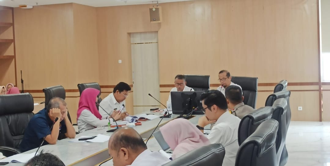 Asisten Pemerintahan dan Kesejahteraan Rakyat Basarin Yunus Tanjung memimpin rapat persiapan HUT ke-76 Provinsi Sumut di Kantor Gubernur, Jalan Diponegoro, Rabu (20/3).