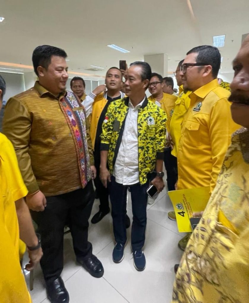 Wakil Ketua Umum Golkar Ahmad Doli Kurnia Tandjung mengobrol dengan Bupati Samosir Vandiko Gultom di kantor DPP Golkar, Slipi, Jakarta. Golkar mengumpul calon kepala daerah untuk Pilkada serentak November mendatang.(DETEKSI.co/ release).