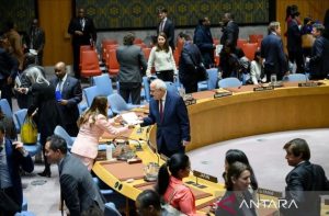 DK PBB serukan cabut kendala pendistribusian bantuan ke Gaza Riyad Mansour (tengah), pengamat tetap Palestina untuk PBB, terlihat menjelang pertemuan Dewan Keamanan untuk memperbarui pertimbangan keanggotaan penuh Palestina di PBB, di Markas Besar PBB di New York, Senin (8/4/2024). ANTARA/UN Photo/HO via Xinhua/Loey Felipe/am.