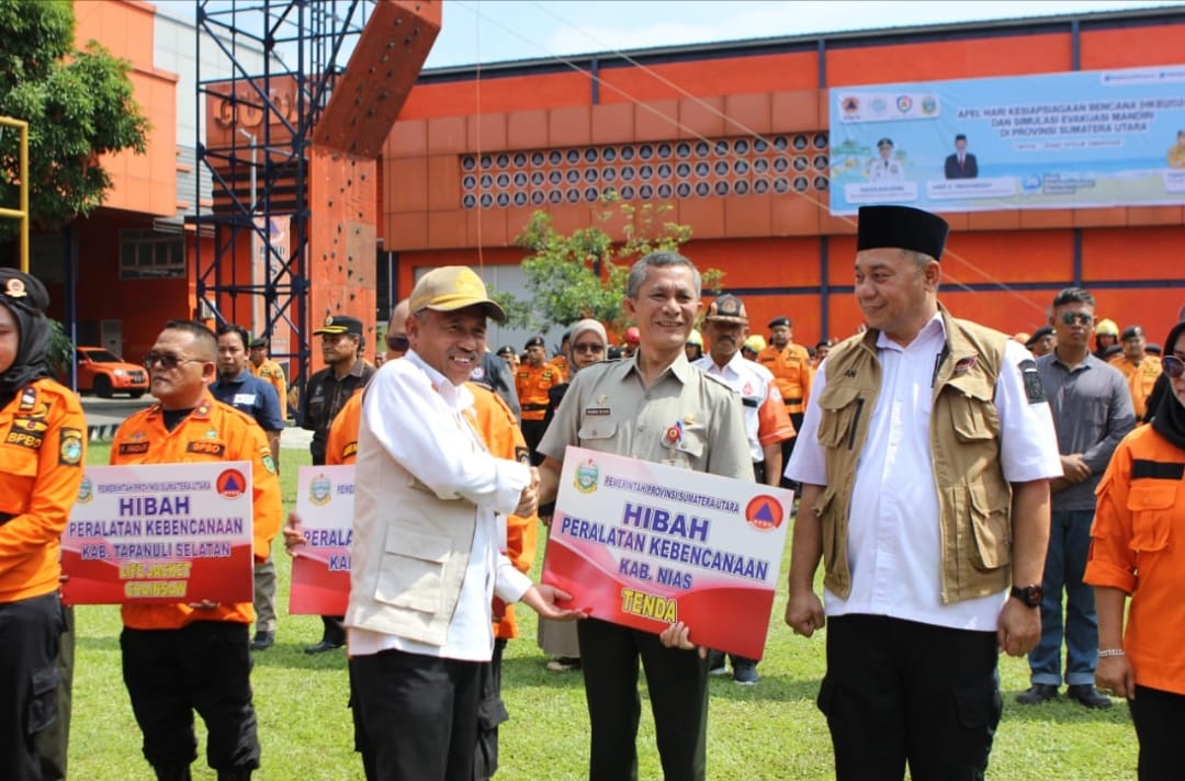 Asisten Pemerintahan dan Kesejahteraan Rakyat Basarin Yunus Tanjung memimpin Apel Hari Kesiapsiagaan Bencana 2024 di Lapangan Kantor Badan Penanggulangan Bencana Daerah (BPBD) Sumut, Jalan Gatot Subroto, Medan, Jumat (26/4). (DISKOMINFO SUMUT)