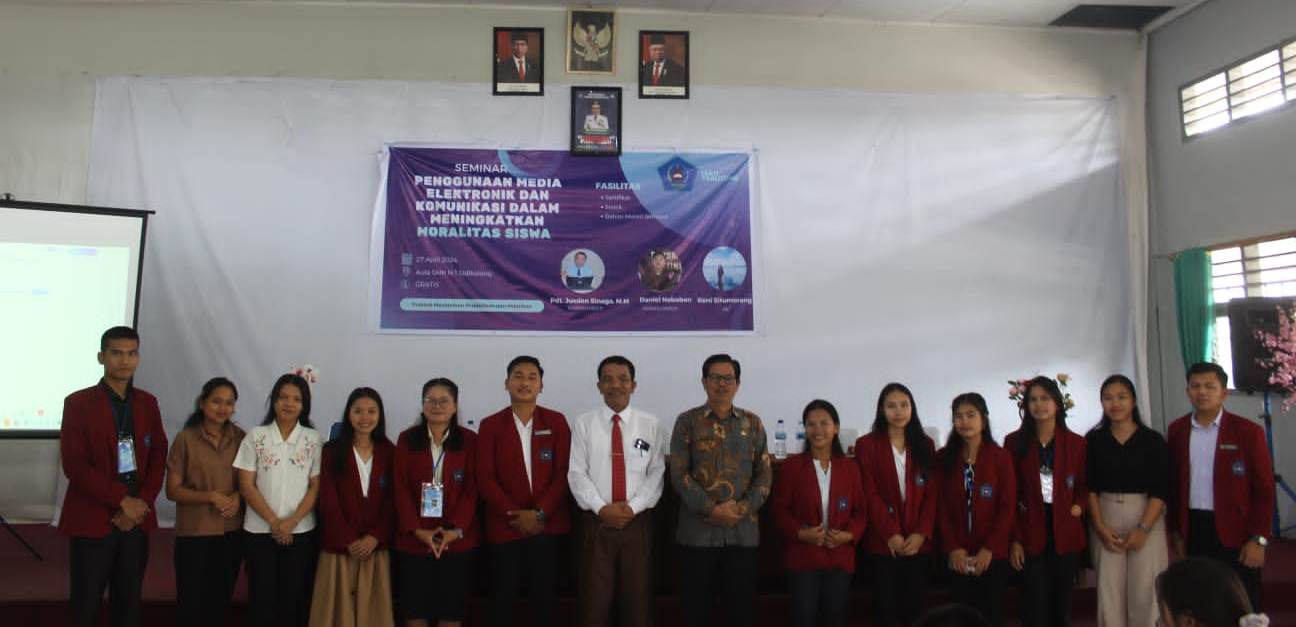 Mahasiswa Prodi Manajemen Pendidikan Kristen, FIPK- IAKN Tarutung diabadikan bersama narasumber dan penanggungjawab , seminar bertema “Penggunaan Media Elektronik dan Komunikasi dalam Meningkatkan Moralitas Siswa”, Sabtu (27/4/2024). (istimewa).