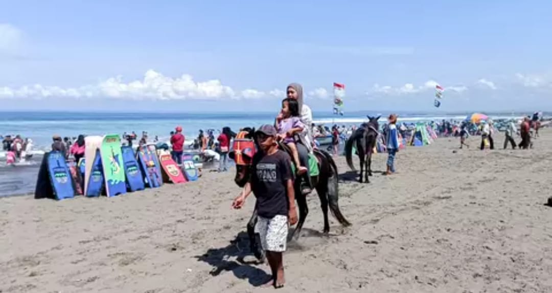 Sejumlah wisatawan memadati Pantai Pangandaran, Jawa Barat pada momen libur Lebaran 2024. (Beritasatu.com/Muhamad Iqbal)