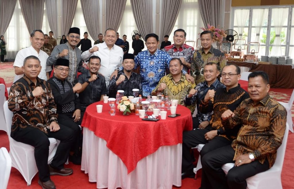 Pj. Gubernur Sumatera Utara (Sumut) Hassanudin menerima kunjungan para tetamu yang bersilaturahmi pada open house hari kedua Idulfitri 1445 H di Aula Tengku Rizal Nurdin Rumah Dinas Gubernur Sumut Jalan Jenderal Sudirman No. 41 Medan, Kamis (11/4) (Foto : Alexander AP Siahaan/Diskominfo Provsu). 