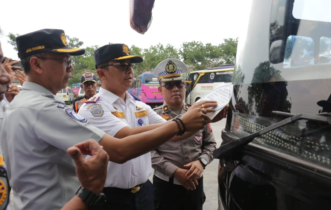 Petugas dari Dishub Sumut melakukan ramp check di Terminal Pinang Baris, Medan, Selasa (2/4/2024). Kegiatan ini dalam rangka memastikan kesiapan armada dan awak angkutan lebaran idulfitri 1445 H/2024 M.