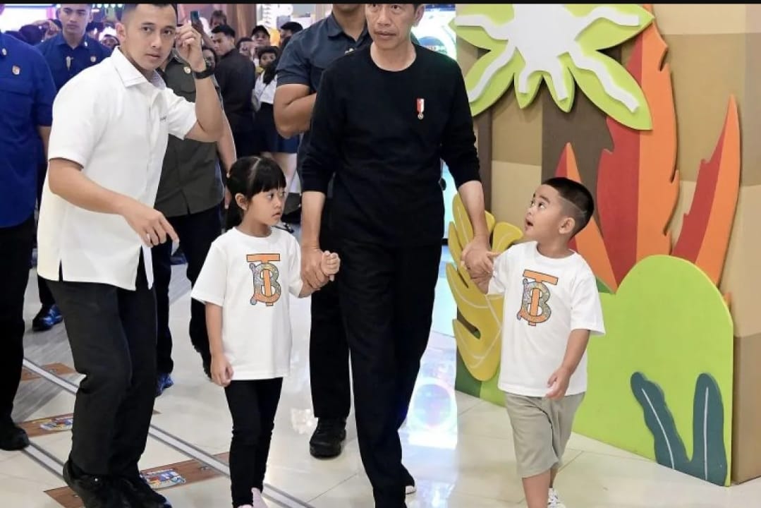 Presiden Joko Widodo mengajak cucu-cucunya yaitu Sedah Mirah Nasution (kiri) dan Panembahan Al Nahyan Nasution (kanan) bermain di Mal Centre Point, Medan, Sumatera Utara pada hari kedua Lebaran, Kamis (11/4/2024). (ANTARA/HO-Biro Pers Sekretariat Presiden RI)