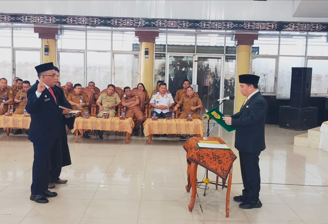 Pj Bupati Dairi, Surung Charles Lamhot Bantjin mengambil janji jabatan Jonny Hutasoit sebagai Pj. Sekda, di Gedung Balai Budaya Sidikalang, Selasa (14/5/2024).