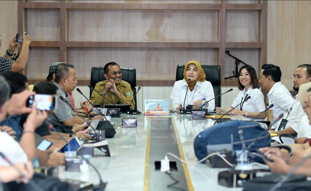 Kepala Dinas Komunikasi dan Informasi (Kominfo) Sumut Ilyas Sitorus saat konferensi Pers bersama Branch Manage Anne Roosfianti Distribution Head 1 Bank Mandiri Taspen Tiara Mayasari, Branch Manager Taspen Medan Davit Meringgo, dan Business Control Taspen Medan Azhar pada sosialisasi program-prorgam PT Taspen di Kantor Gubernur Sumut, Jalan Pangeran Diponegoro, Senin (6/5).