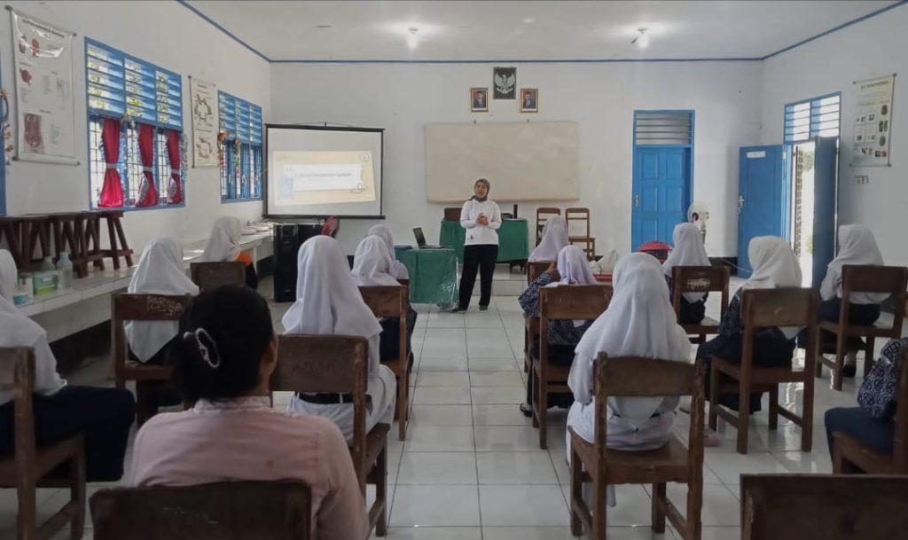 Kader adiwiyata SMPN 2 Muara Batangtoru mengikuti pelatihan dari YPL Semut Merah, Kamis (27/6/2024). (DETEKSI.co/Zatam).