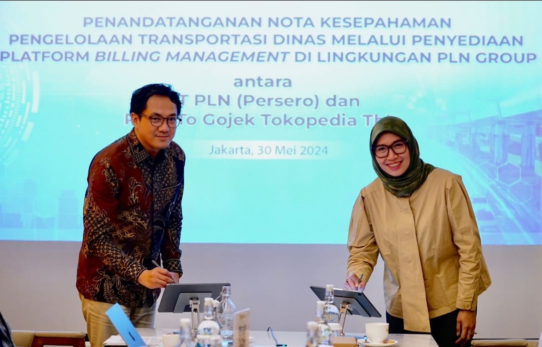 Penandatangan MoU antara PT PLN (Persero) dan PT GoTo Gojek Tokopedia Tbk. terkait Pengelolaan Transportasi Dinas Melalui Penyediaan Platform Billing Management di Lingkungan PLN Group yang dilakukan oleh Executive Vice President Umum dan Aset Properti PLN, Arsyadany Ghana Akmalaputri (kanan) dengan Chief Public Policy and Government Relations GoTo, Ade Mulya (kiri) di Kantor Pusat PLN, Jakarta, Kamis (30/05).